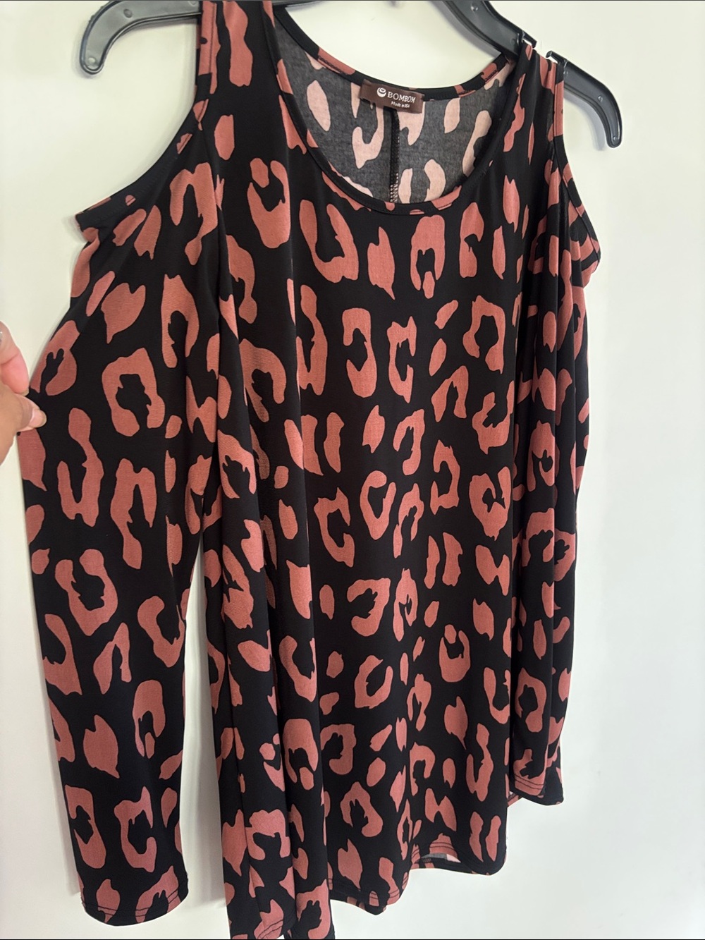Bombom Cold-Shoulder Leopard Print Top - Black & Dusty Rose